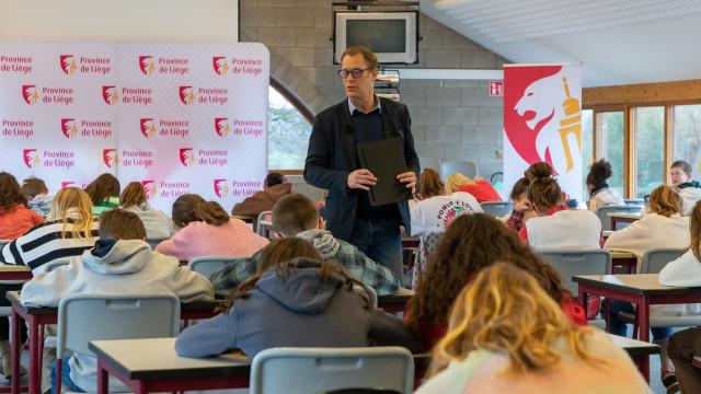 Martin Charlier en instituteur pour la dictée des Classiques ardennaises