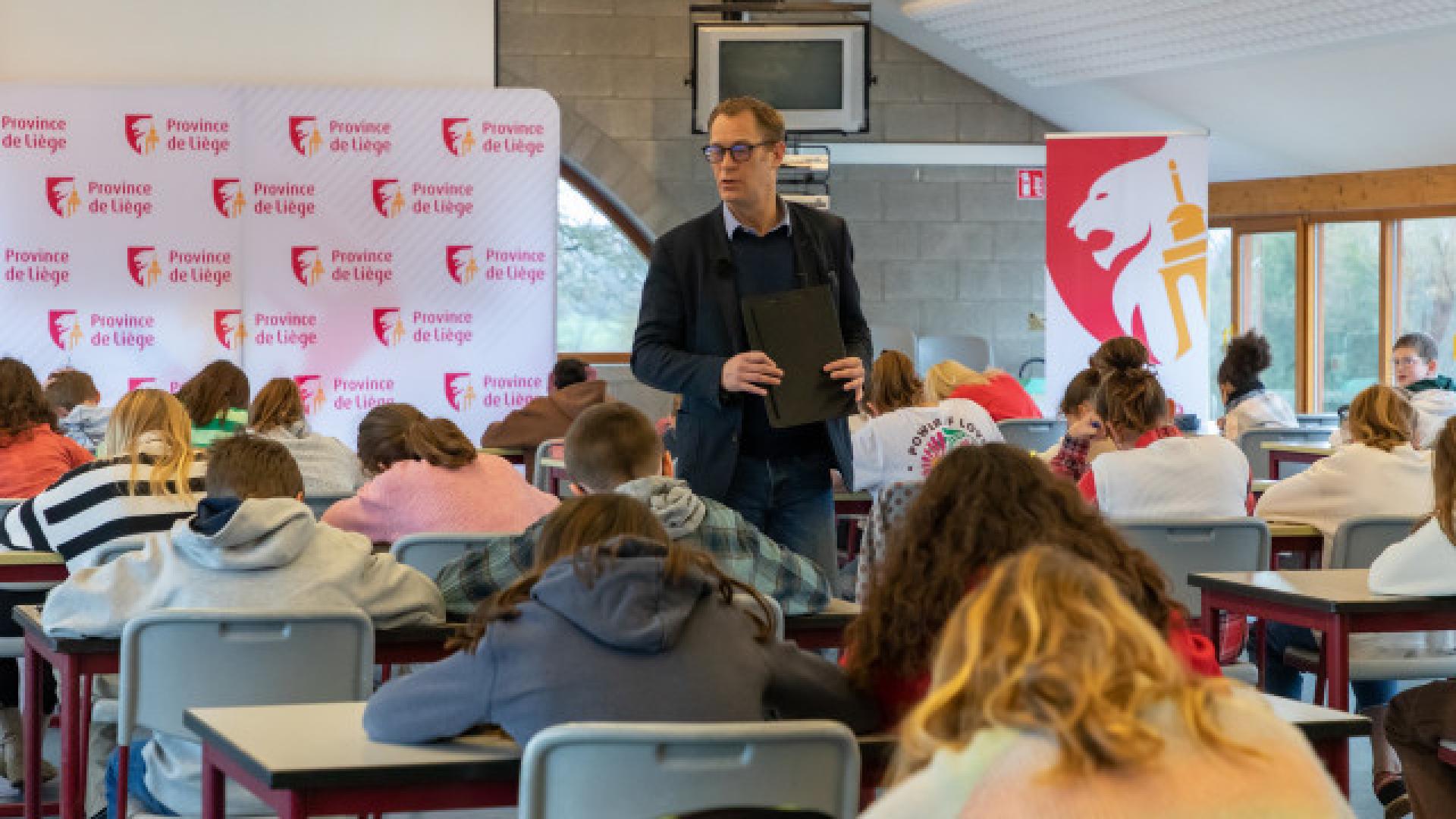 Martin Charlier en instituteur pour la dictée des Classiques ardennaises