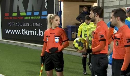 Melissa Lejaer, entre le drapeau et  la ligne de touche 