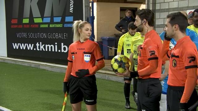 Melissa Lejaer, entre le drapeau et  la ligne de touche 