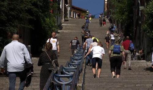 Montagne de Bueren : des riverains se mobilisent contre le tourisme excessif 