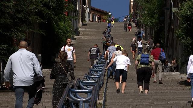 Montagne de Bueren : des riverains se mobilisent contre le tourisme excessif 