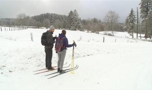 deux skieurs en hautes fagnes - ski - 40cm neige