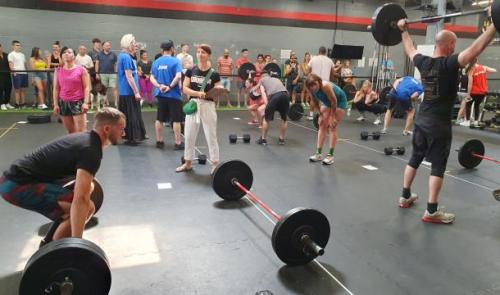 On a soulevé des poids, des haltères et des barres toute la journée au CrossFit Liège malgré la chaleur