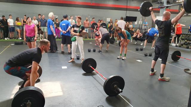 On a soulevé des poids, des haltères et des barres toute la journée au CrossFit Liège malgré la chaleur