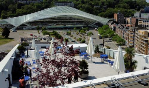 On a testé le rooftop avec vue sur la gare des Guillemins