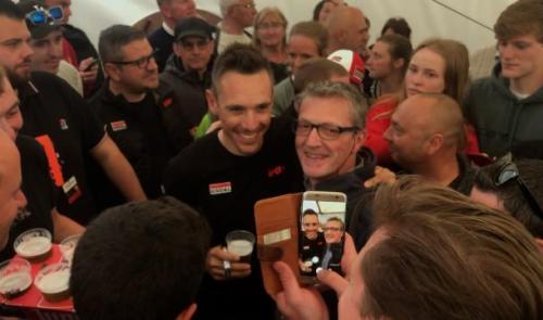 Philippe Gilbert fait la fête avec ses supporters dans la Redoute
