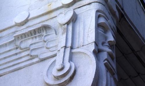 Pierres et marbres: des joyaux cachés en hauteur dans nos villes