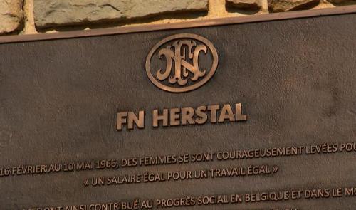 Plaque commémorative en hommage aux femmes grévistes de la FN Herstal.