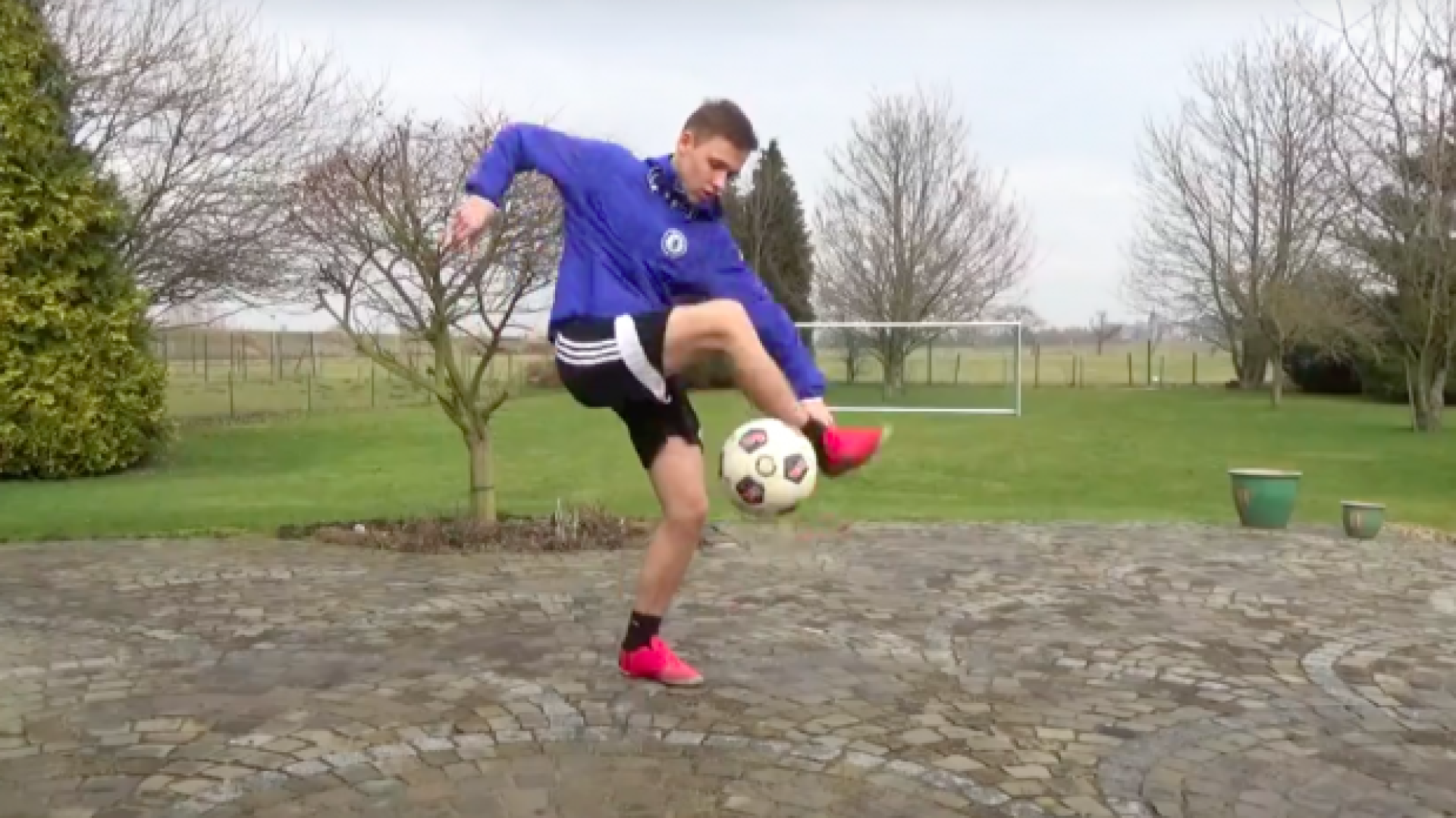 Plus de 100 000 abonnés pour un jeune Youtubeur foot