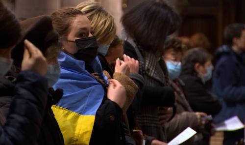 Plus de 200 personnes prient pour la paix en Ukraine à la cathédrale Saint-Paul de Liège