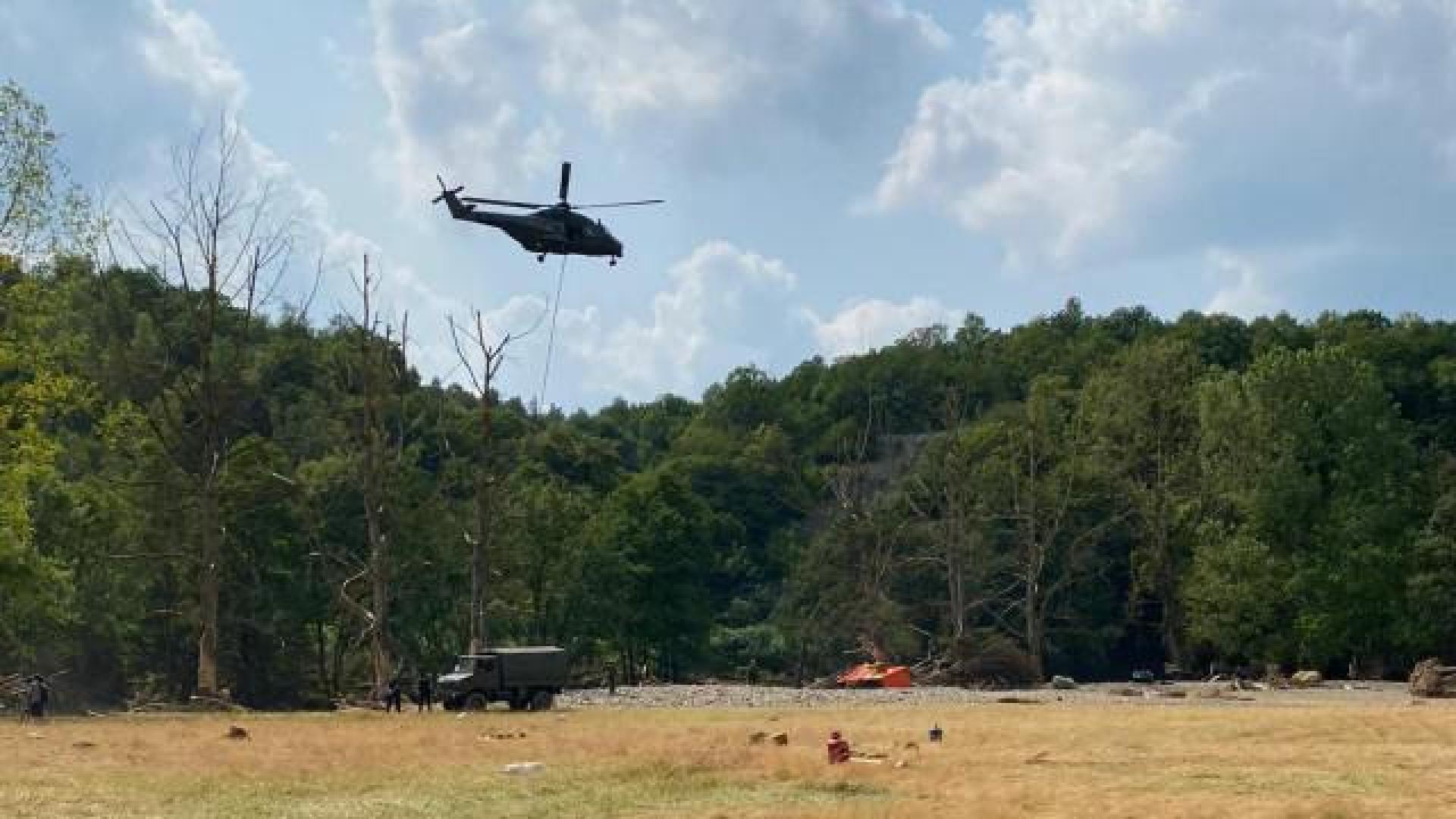 Plus de 90 véhicules doivent être hélitreuillés en Province de Liège