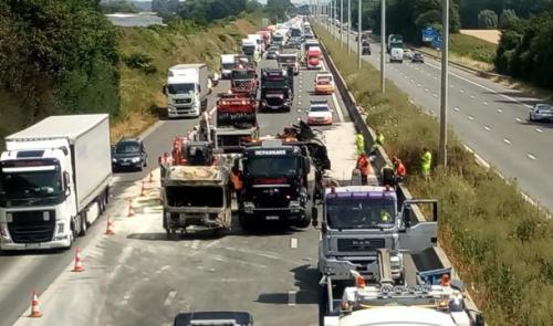 Plusieurs kilomètres de file sur l'E42 suite à l'incendie d'un camion