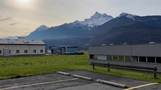 PRAYON mange une petit suisse
