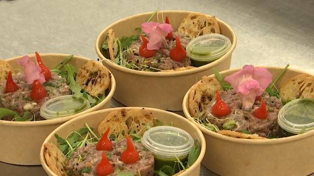 Préparation du repas de Nouvel An chez un traiteur