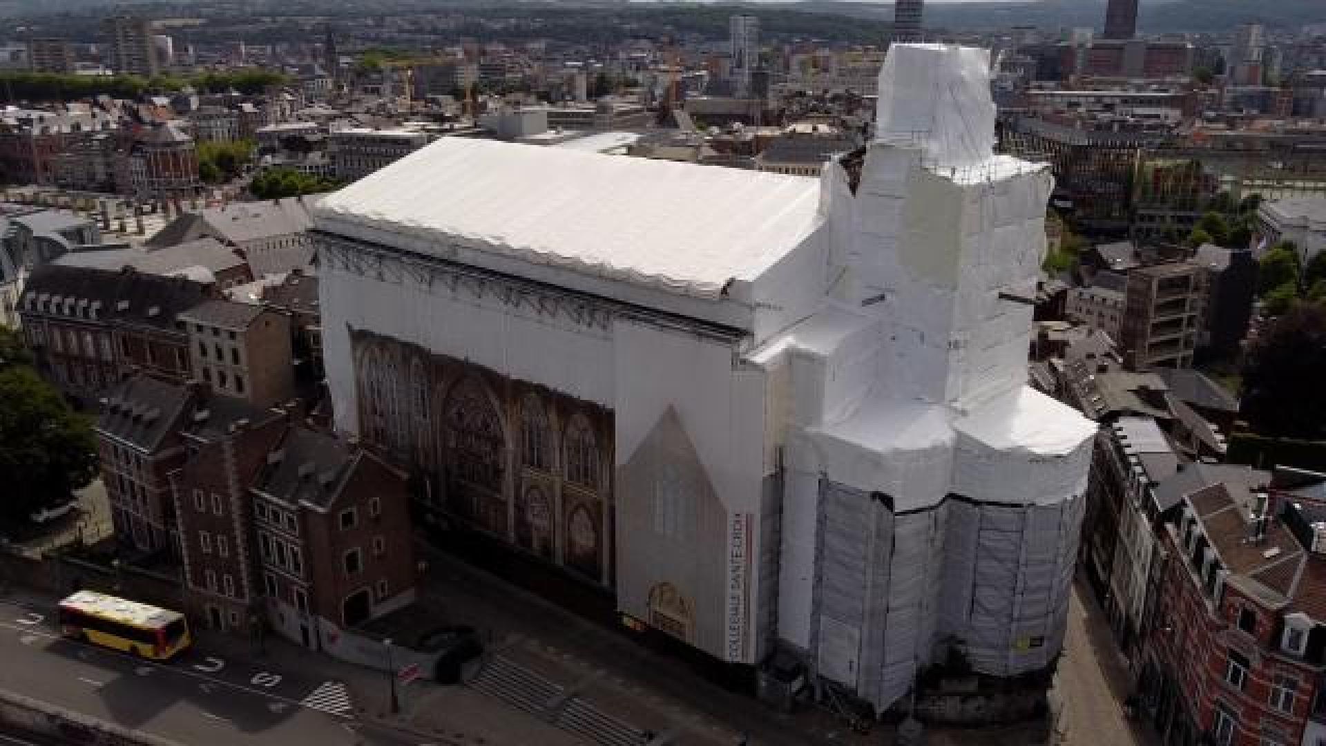 Que se passe-t-il sous la bâche de la collégiale Sainte-Croix ?
