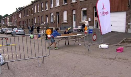 Rue aux enfants : les enfants jouent devant chez eux