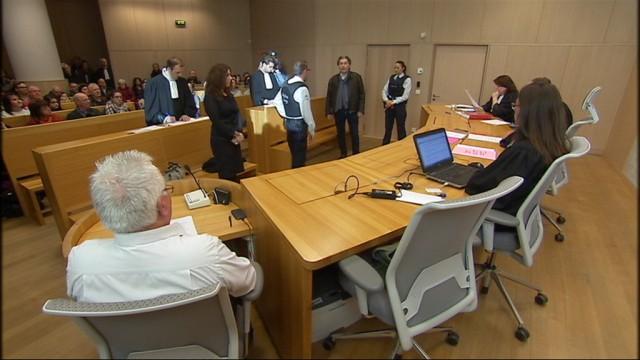 Sans ses vêtements civils, le détenu refuse de venir à son procès 