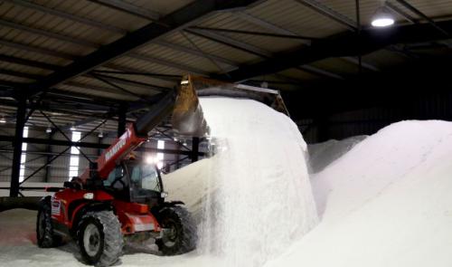 Sel de déneigement : comment se fournissent les communes 