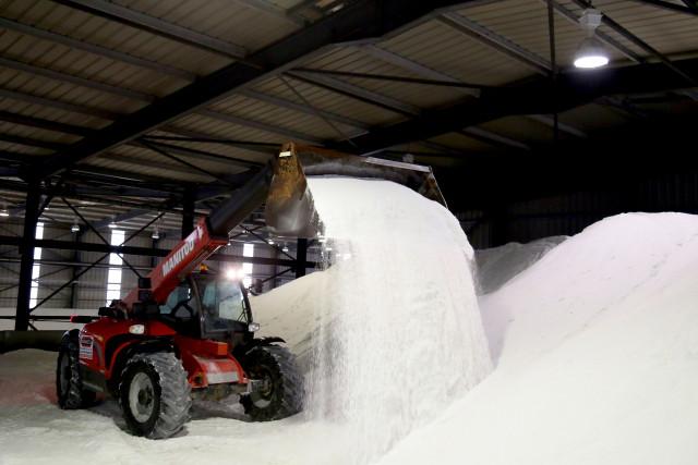 Sel de déneigement : comment se fournissent les communes 