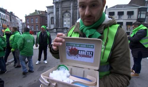 Stop à l'hémorragie !  La CSC distribue des trousses de secours aux politiques 