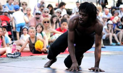 Transfrontalier, une performance du danseur Zora Snake au Festival de Liège 