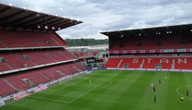 Tribunes vides à Sclessin en aoÍ»t
