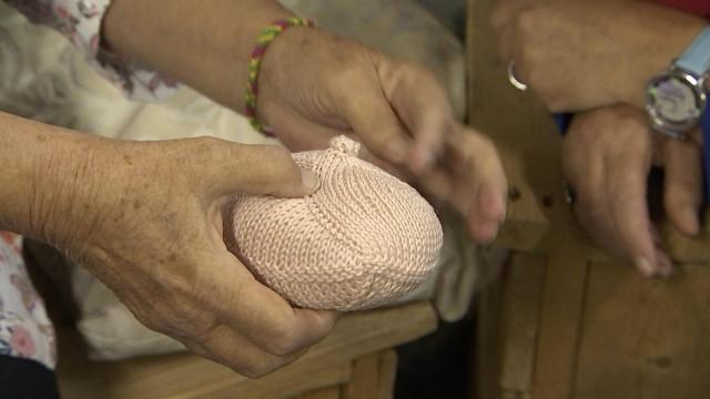 Tricoter des 'petits nichons' pour la bonne cause