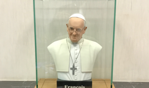 Un Amaytois offre un buste au pape François 