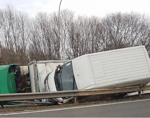 Un camion et une camionette sur le flanc sur la E40 à Herstal