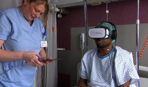 Un casque de réalité virtuelle à l'hôpital du Bois de l'Abbaye à Seraing