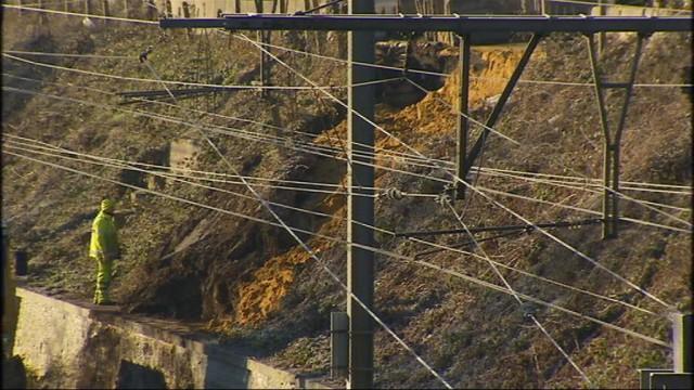 Un éboulement perturbe le trafic routier et ferroviaire à Embourg (vidéo)