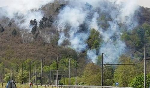 Un hélicoptère pour lutter contre le feu dans les bois au Sart Tilman