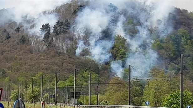 Un hélicoptère pour lutter contre le feu dans les bois au Sart Tilman
