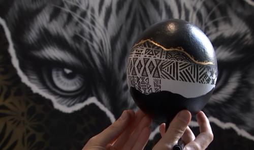 Un oeuf d'autruche pour Noir Artist et Pauline Dubisy bientôt à la galerie Liehrmann