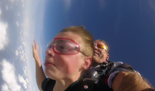 Un saut en parachute pour  oublier la maladie