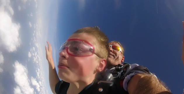 Un saut en parachute pour  oublier la maladie
