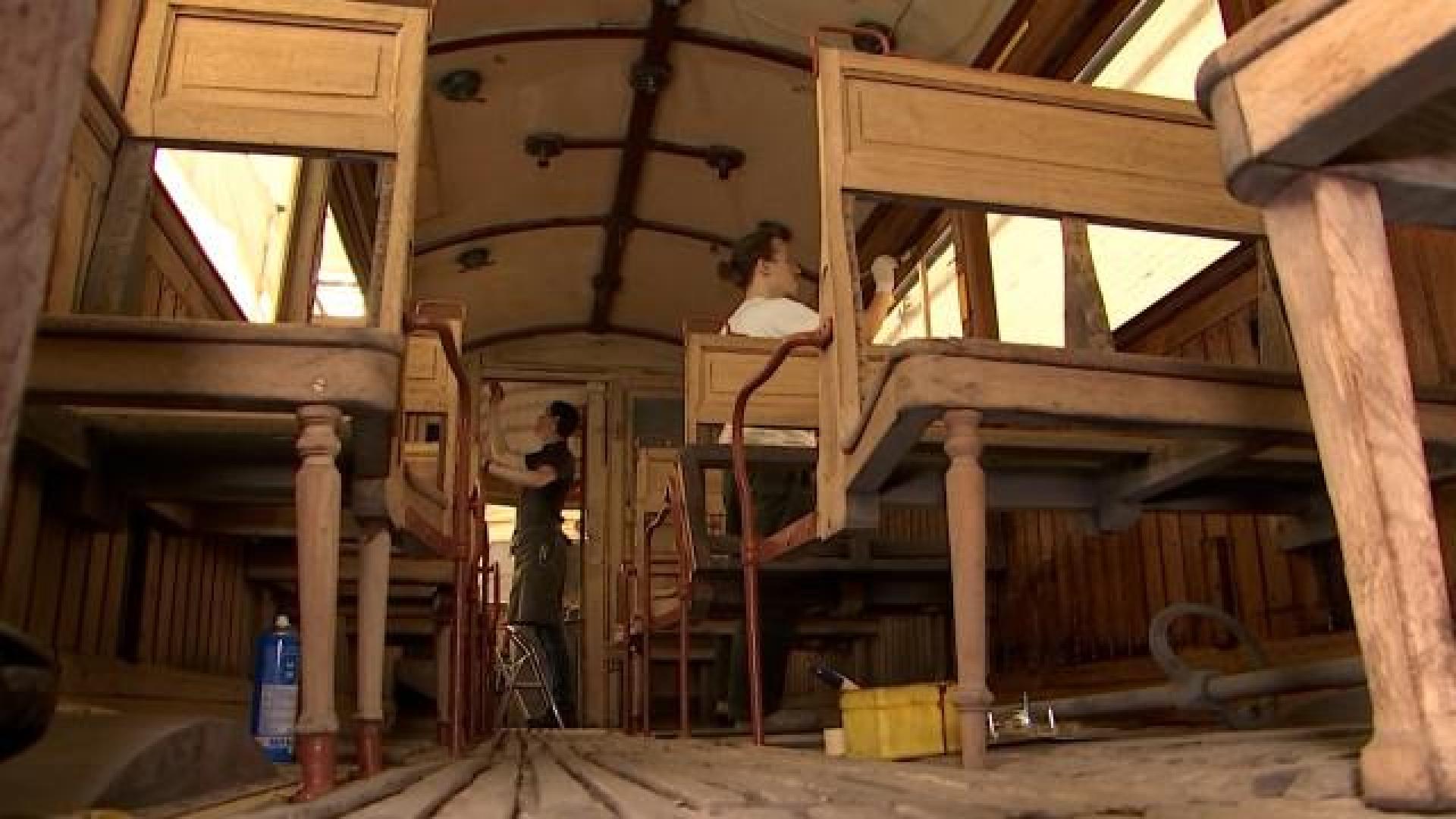 Un tram en pleine restauration au Musée des Transports en commun