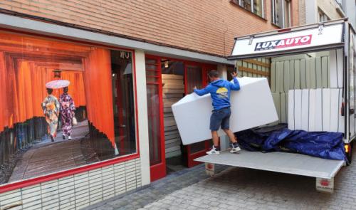 Une agence de voyages fait don de matelas aux sinistrés des inondations