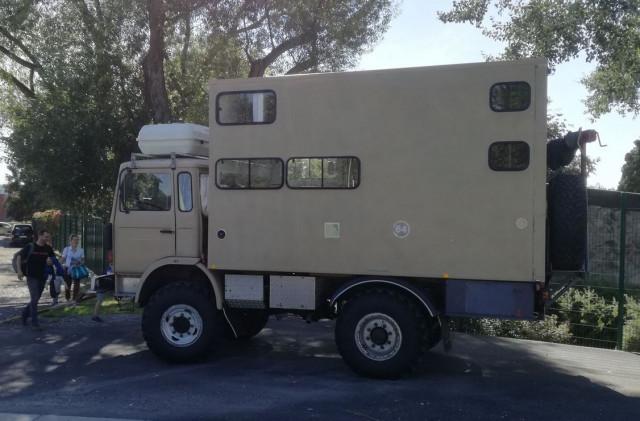 Une famille en route pour l'Afrique à bord d'un camion aménagé 