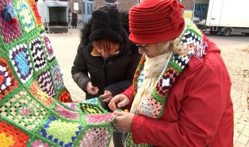 Une forêt de sapins crochettés enchante Noël à Oupeye  