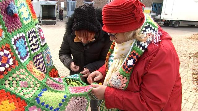 Une forêt de sapins crochettés enchante Noël à Oupeye  