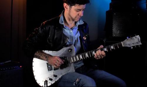 Une guitare électrique en alu 100% liégeoise !