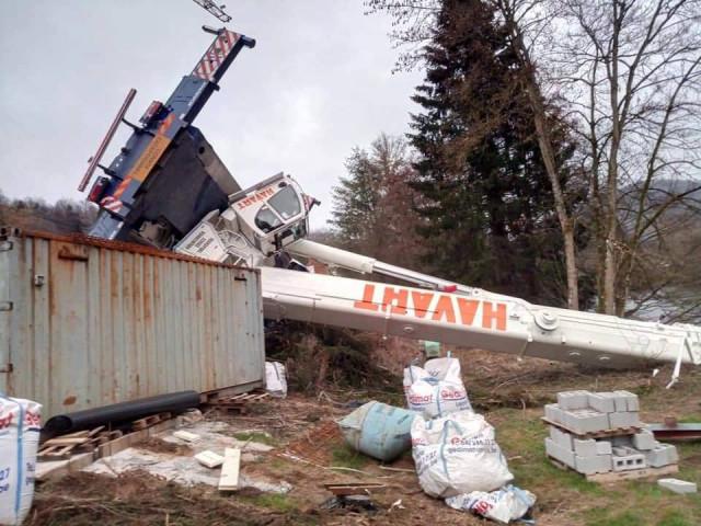 Une immense grue tombe dans l'Ourthe