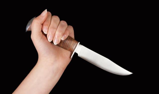 Une mère plante un couteau dans la cuisse de sa fille