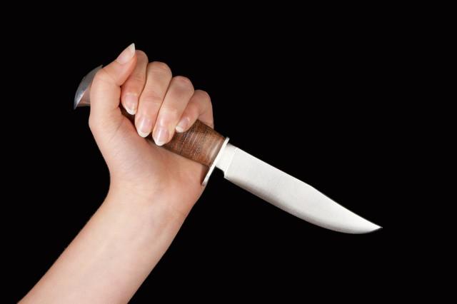 Une mère plante un couteau dans la cuisse de sa fille