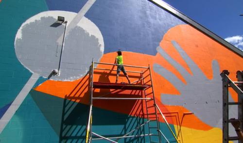 Une nouvelle fresque réalisée par la maison des jeunes sur le hall omnisport d'Aywaille