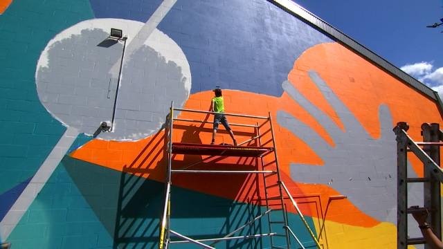 Une nouvelle fresque réalisée par la maison des jeunes sur le hall omnisport d'Aywaille