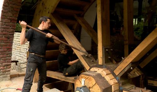 Une toute nouvelle roue en chêne pour le Moulin du Halleux
