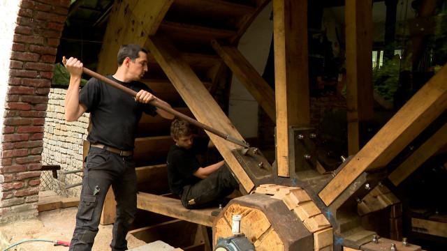 Une toute nouvelle roue en chêne pour le Moulin du Halleux
